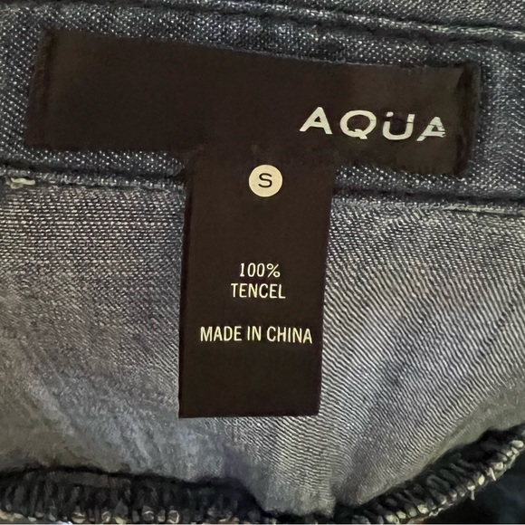 Fun top with great detail on front, back and collar. Form fitted - Picture 3 of 5